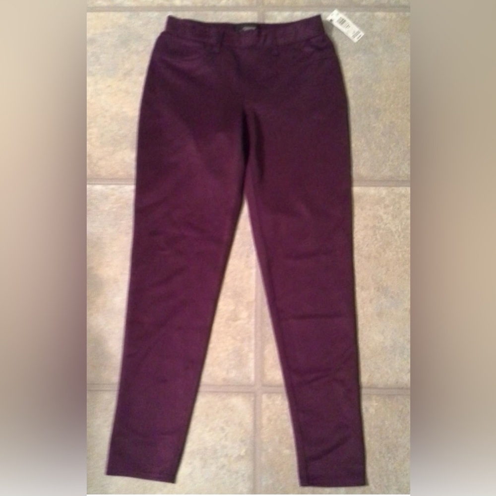 (NWT) Attention Ladies Size Small Casual Burgundy Scuba Jeggings